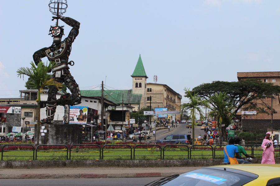 Deido : rond point et vue sur l'église
