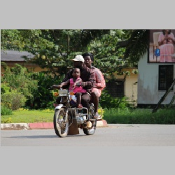 Kribi-Familie-Moto.jpg