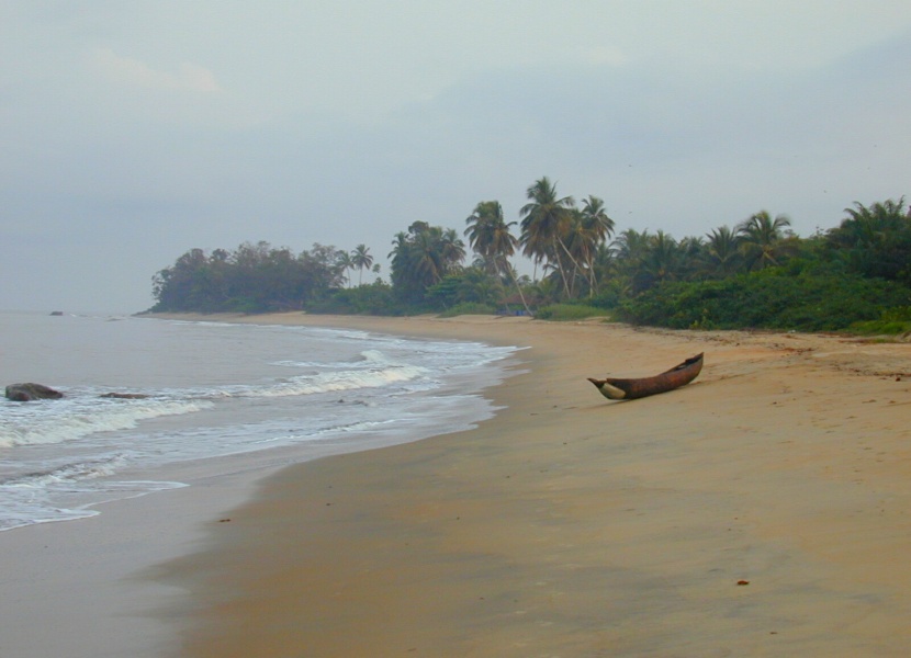 plage de sable avec pirogue