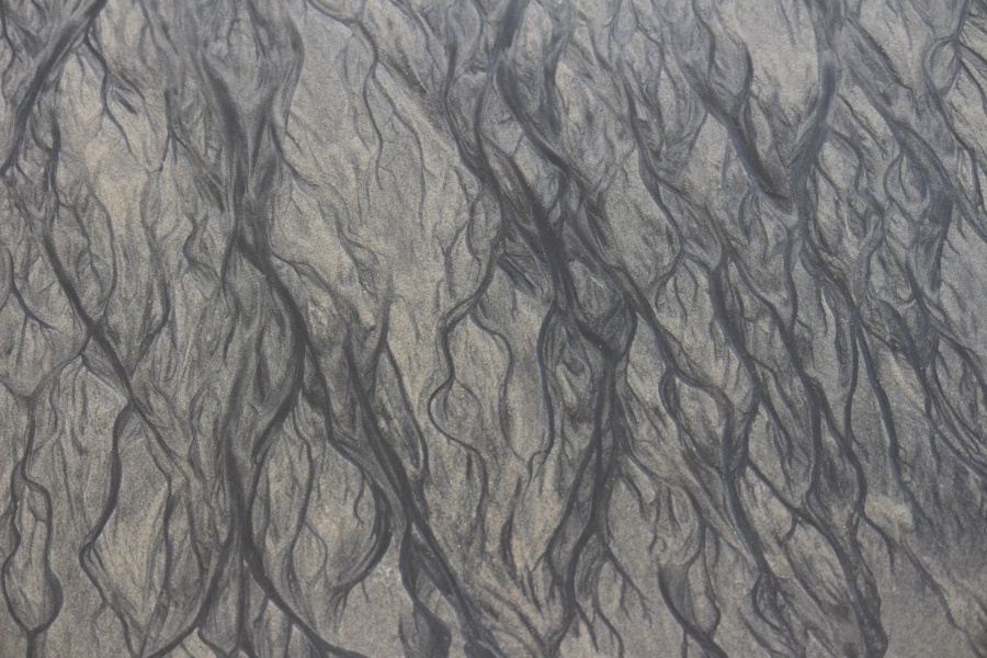 œuvre d'art dessiné par l'eau dans la sable