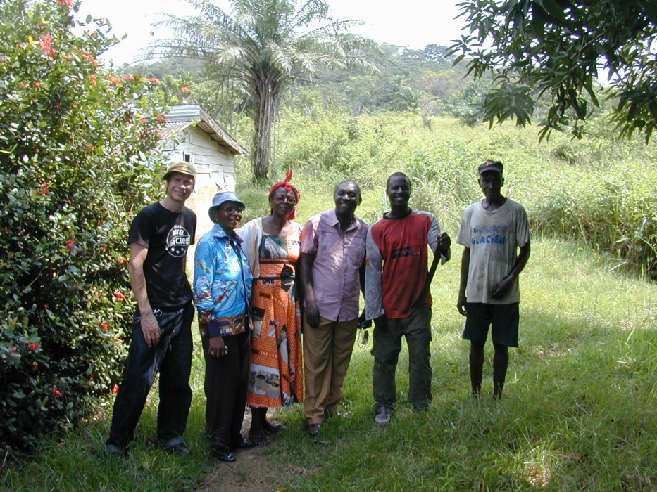 le groupe chercheur. En haut la colline de la station missionaire