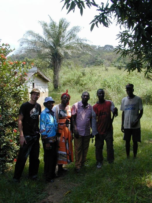 le groupe chercheur. En haut la colline de la station missionaire